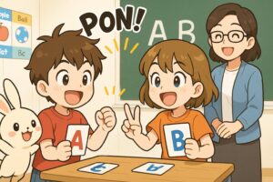  小学生の男の子と女の子が英語カードを手に持って「じゃんけんぽん！」をしている様子。左にはぴょんと跳ねる笑顔のうさぎ「バニー」、後ろには優しく見守るメガネの女性先生がいる明るい英語教室。